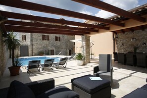 Una piscina al aire libre, una piscina climatizada
