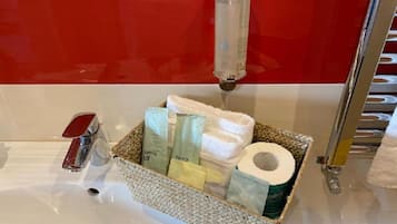 Quarto superior | Banheiro | Chuveiro, chuveiro com efeito de chuva, produtos de toalete grátis