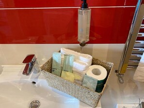 Superior Room | Bathroom | Shower, rainfall showerhead, free toiletries, hair dryer