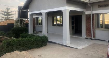 Quiet, Quaint Room in a Centrally Located Home,