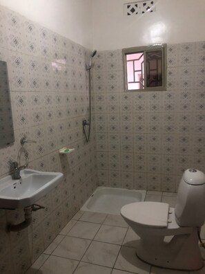 Toalhas de banho, sabonete, shampoo, papel higiênico