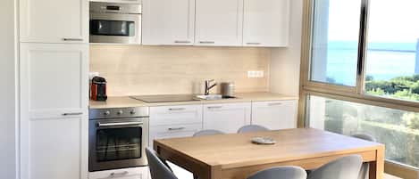 Køleskab, mikrobølgeovn, ovn, kogeplade