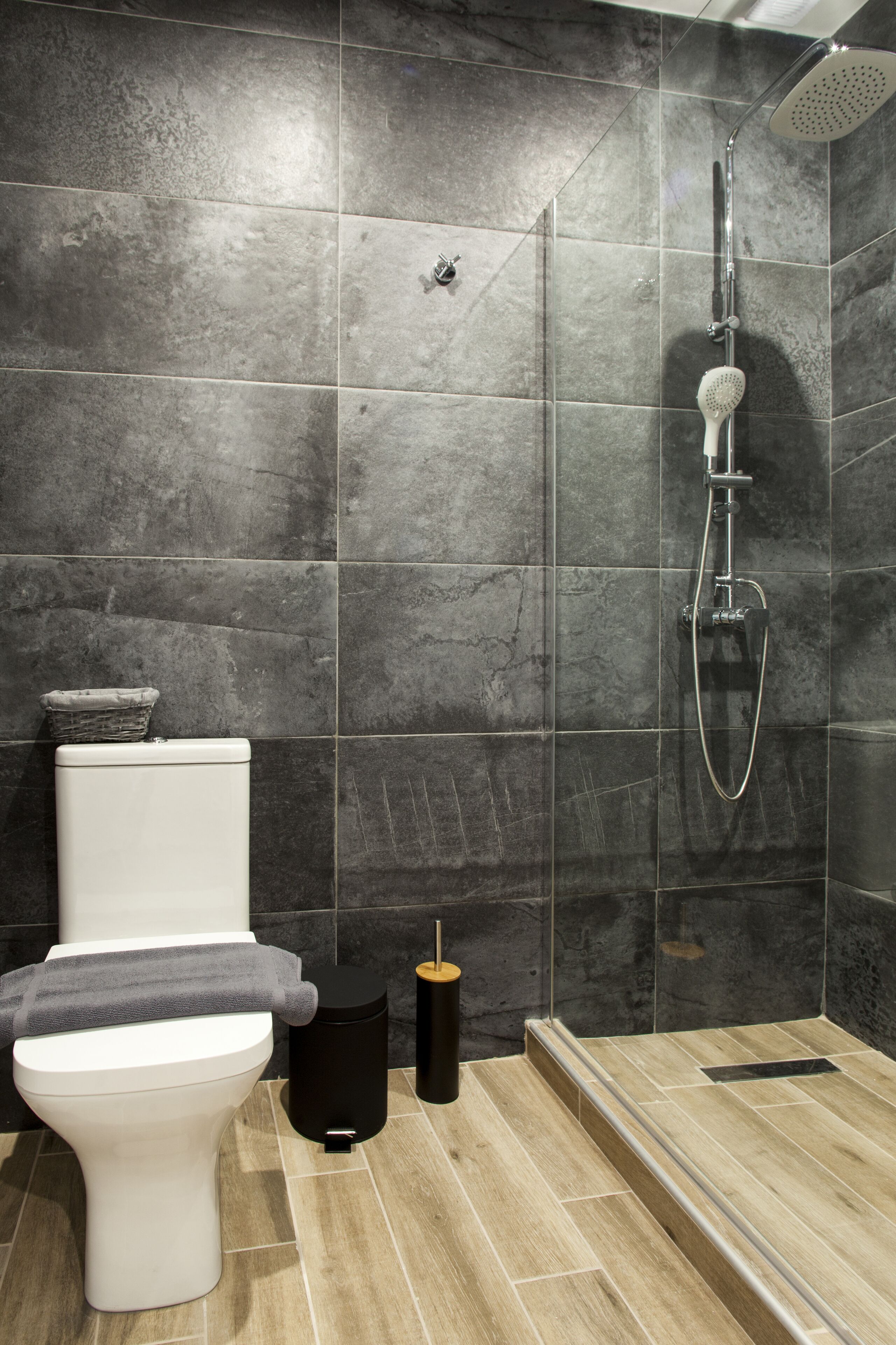 Une salle de bain moderne équipée de toilettes, d’un bidet et d’une douche.
