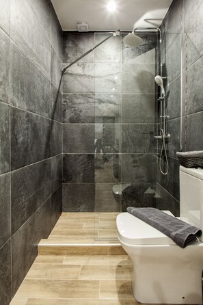 Deluxe Studio (1) | Bathroom | Shower, rainfall showerhead, free toiletries, hair dryer - Raise The Heraklion Project (Heraklion)