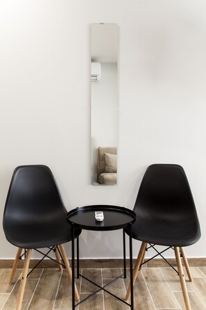 华丽开间 (6) | 起居区 | 32-英寸智能电视 （配备数码频道）、电视