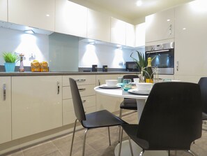 Dining - Tudors eSuites Apartment with 4 Beds (Birmingham)