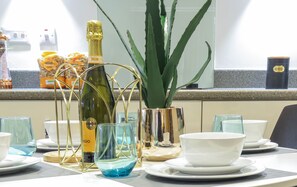 Dining - Tudors eSuites Apartment with 4 Beds (Birmingham)