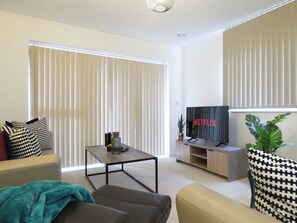 Apartment | Living area | Flat-screen TV - Tudors eSuites Apartment with 4 Beds (Birmingham)