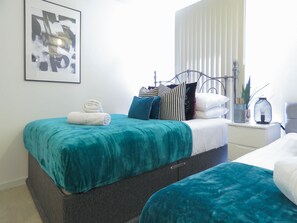 Apartment | 2 bedrooms, travel cot, rollaway beds, free WiFi - Tudors eSuites Apartment with 4 Beds (Birmingham)