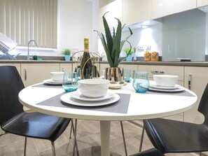 Apartment | In-room dining - Tudors eSuites Apartment with 4 Beds (Birmingham)