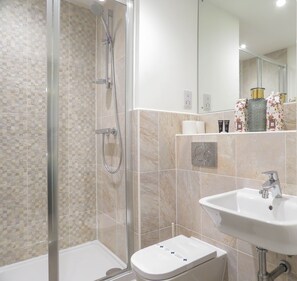 Apartamento | Banheiro | Toalhas de banho, sabonete, shampoo 