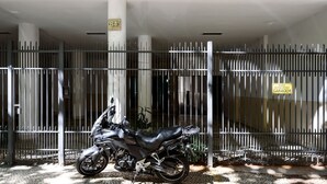 Ein Motorrad vor einem abgesperrten Parkbereich mit einem Schild, das ein Parkverbot anzeigt.