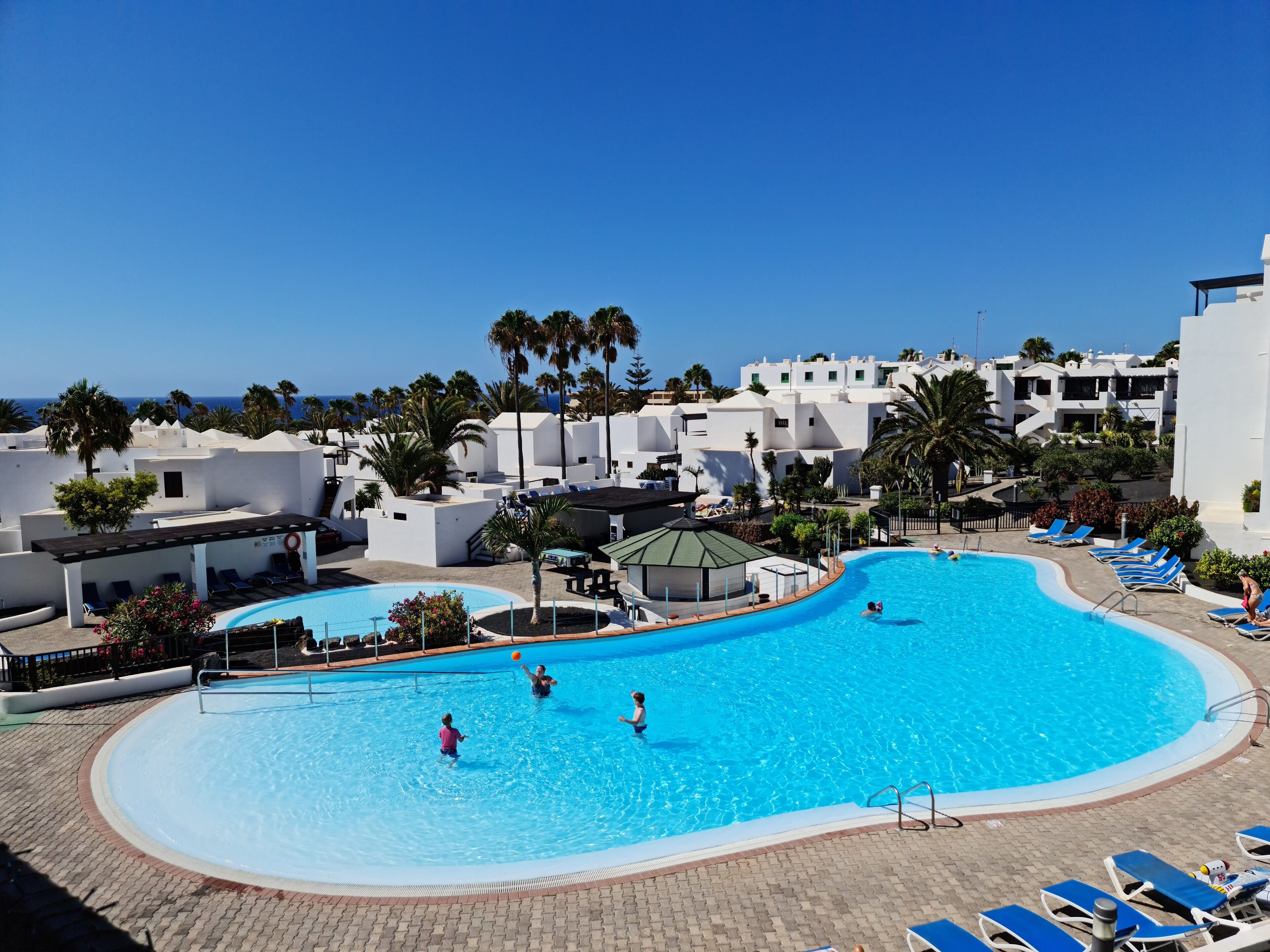 Een buitenzwembad en een verwarmd zwembad