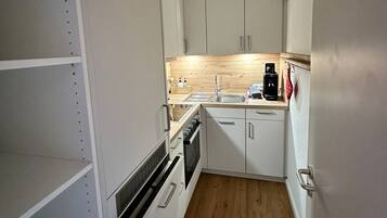 KĂŒhlschrank, Ofen, Herdplatte, GeschirrspĂŒler