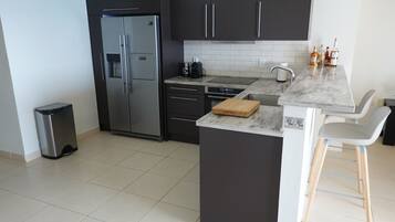 Kylskåp, mikrovågsugn, ugn och diskmaskin