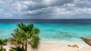 En la playa, sillas reclinables de playa, toallas de playa
