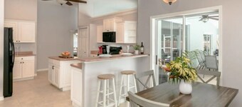 ☆☀︎❀Relaxing Heated Pool!Beautiful Patio,Pet Friendly,Fenced Area, Near Beaches!