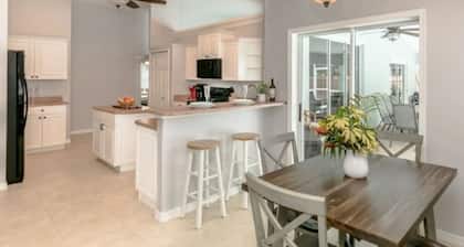 ☆☀︎❀Relaxing Heated Pool!Beautiful Patio,Pet Friendly,Fenced Area, Near Beaches!