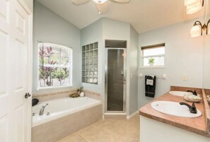 Combined shower/tub, hair dryer, towels, soap - ☆☀︎❀Relaxing Heated Pool!Beautiful Patio,Pet Friendly,Fenced Area, Near Beaches! (Sebastian)