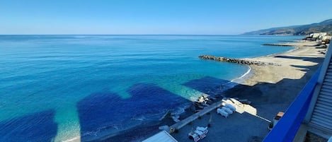 Privat strand, vit sandstrand, solstolar och parasoller