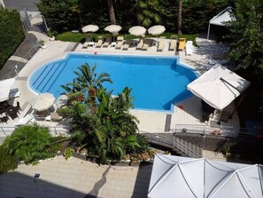 季節限定屋外プール、サンラウンジャー