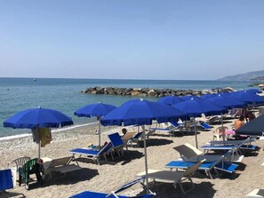 Playa privada, arena blanca, sillas reclinables de playa, sombrillas