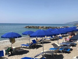 私家海滩、白沙、沙滩椅、海滩遮阳伞