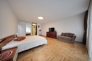 3 bedrooms, desk, iron/ironing board, travel cot