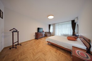 3 bedrooms, in-room safe, desk, iron/ironing board