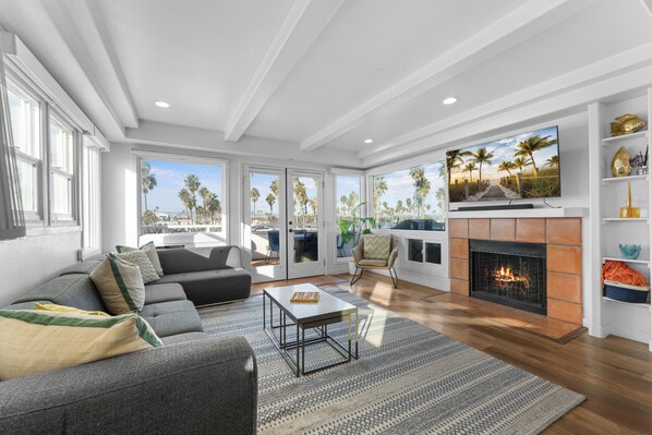 Smart TV, Netflix, streaming services, stereo - LUXE UNBEATABLE OCEAN VIEW MISSION BEACH PRIVATE PATIO PARKING SLEEPS 12 (San Diego)