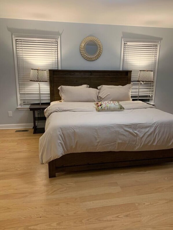 5 habitaciones, escritorio y tabla de planchar con plancha 