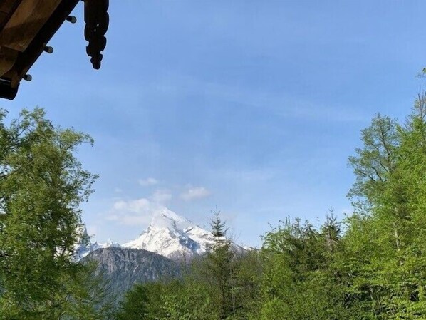 Une montagne aux sommets enneigés, sous un ciel dégagé.