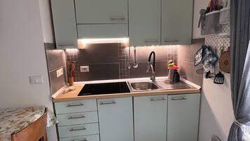 Kühlschrank, Mikrowelle, Herdplatte, Wasserkocher mit Kaffee-/Teezubehör