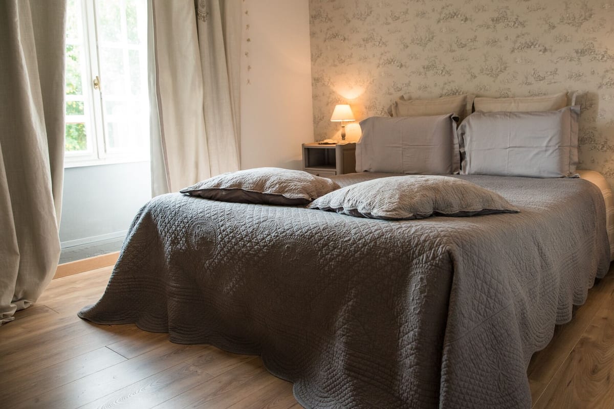 Habitación Confort con 1 cama matrimonial o 2 individuales | Caja de seguridad en la habitación y decoración personalizada
