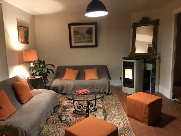 Een televisie, een dvd-speler, een tafeltennistafel en boeken