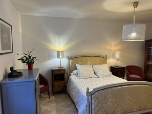 2 slaapkamers, een bureau, een strijkplank/strijkijzer, reisbedje