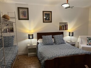 2 Schlafzimmer, Schreibtisch, Bügeleisen/Bügelbrett, Reisekinderbett