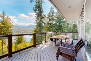 Outdoor dining - Lakefront house with stunning views & trail to private dock with lake access (Kootenay Boundary)