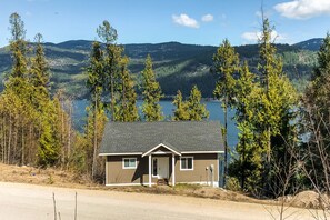 Exterior - Lakefront house with stunning views & trail to private dock with lake access (Kootenay Boundary)