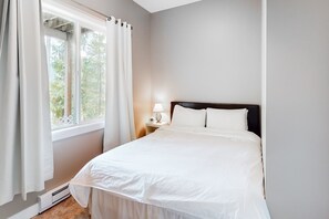 3 bedrooms, iron/ironing board, Internet, bed sheets - Lakefront house with stunning views & trail to private dock with lake access (Kootenay Boundary)