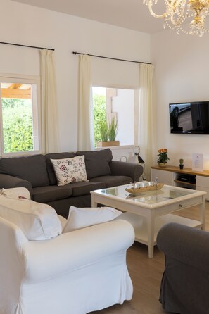 Een smart-tv en een tafeltennistafel