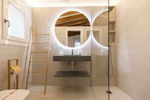 Combined shower/tub, hair dryer, towels, toilet paper