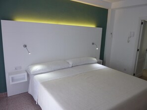 Daunenbettdecken, Minibar, Zimmersafe, Schreibtisch