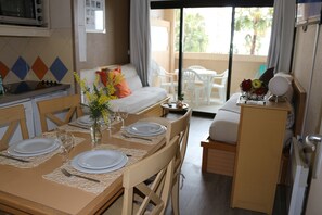 Dining - SEASONAL RENTAL STUDIO 4th FLOOR 100ML FROM THE SEA (Cannes)