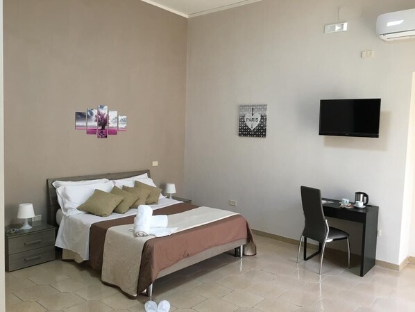 5 bedrooms, in-room safe, WiFi, bed sheets