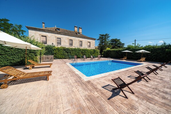 Pool - THE PRADOREY INN (Burgos)