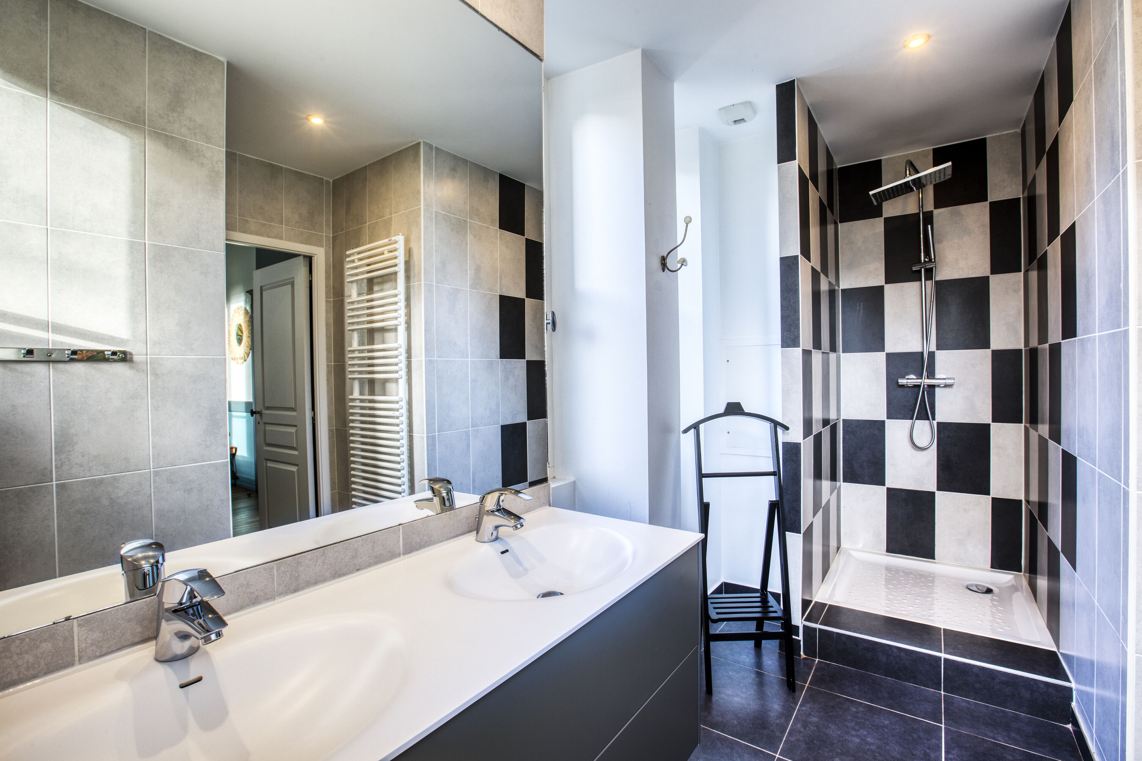 chambre classique château | bathroom | shower, rainfall showerhead, free toiletries, towels