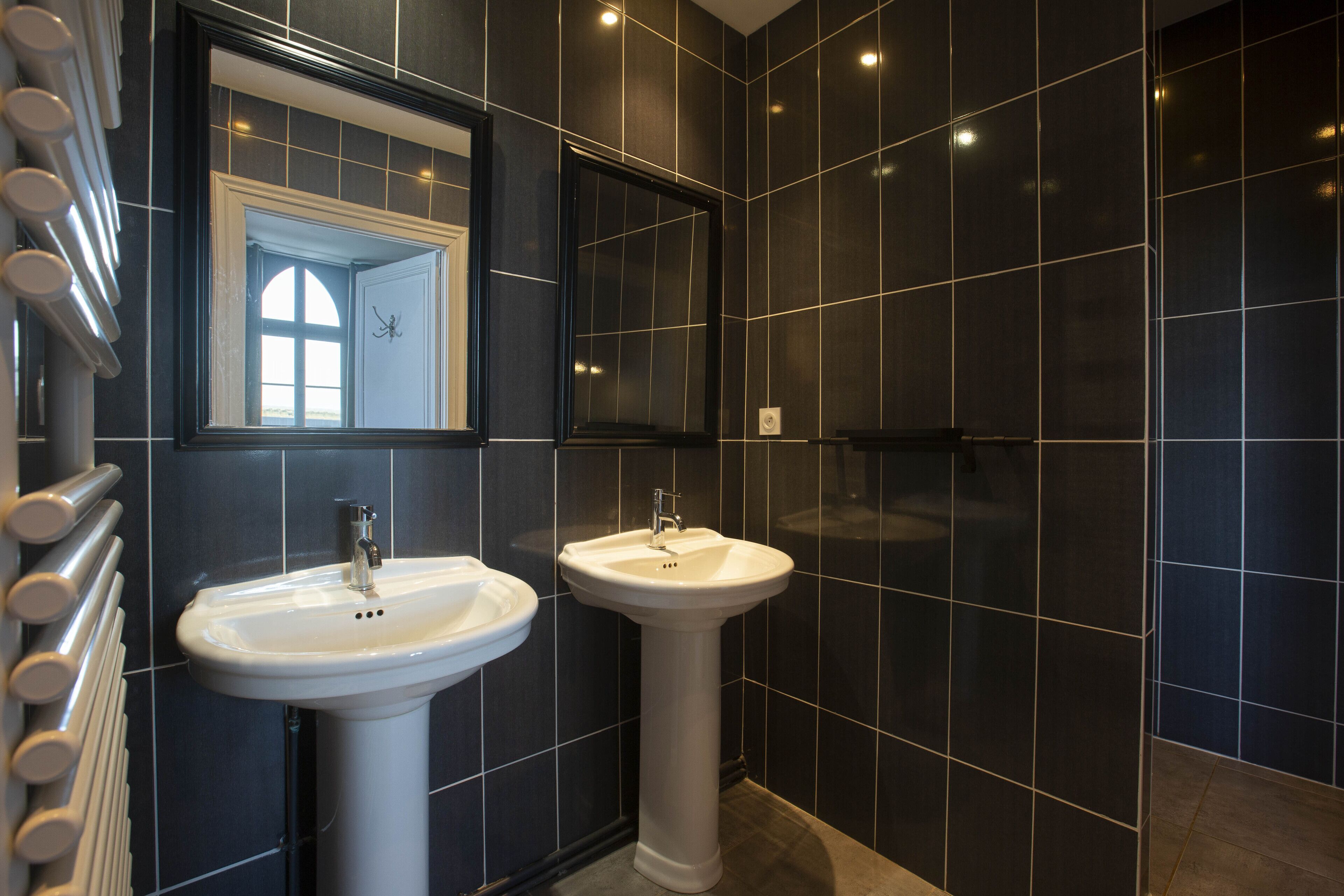 deluxe double or twin room | bathroom | shower, rainfall showerhead, free toiletries, towels