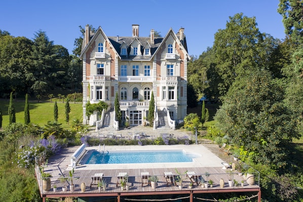 Outdoor pool, open 10:00 AM to 10:00 PM, sun loungers