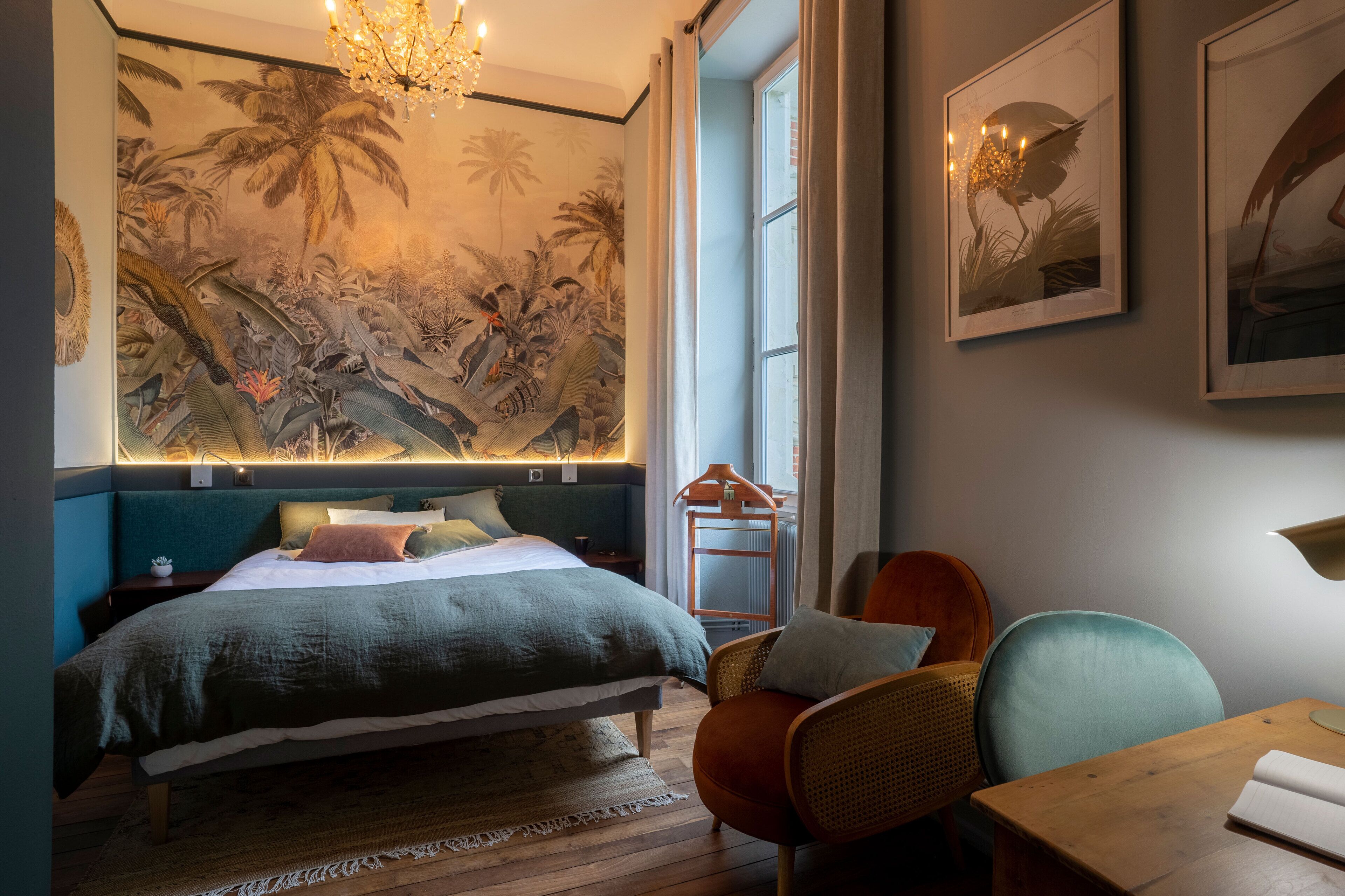 chambre classique château | 1 bedroom, minibar, in-room safe, individually decorated